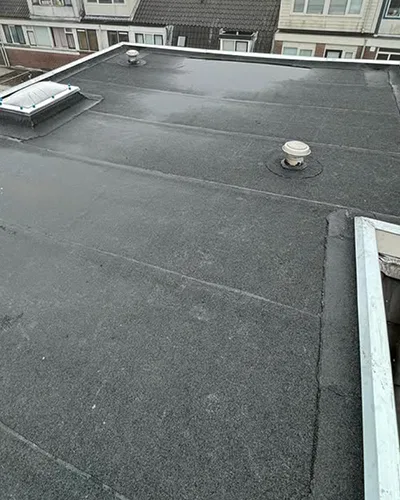 Daken gerenoveerd in de villawijk Op Buuren, Maarssen