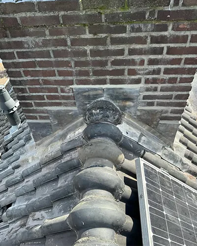 Schoorsteen voorzien van nieuw loodwerk in de Historische Binnenstad, Montfoort